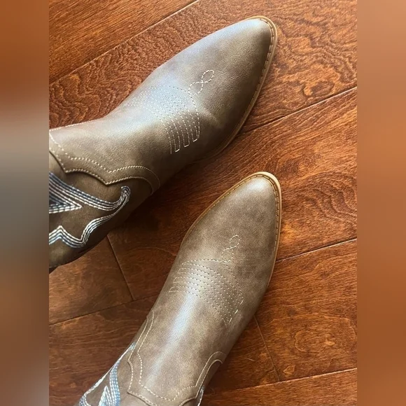 Brown Embroidered cowboy boots - Picture 3 of 3